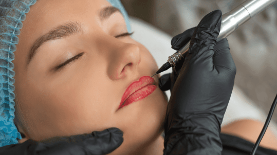 Što je zapravo trajna šminka na usnama?